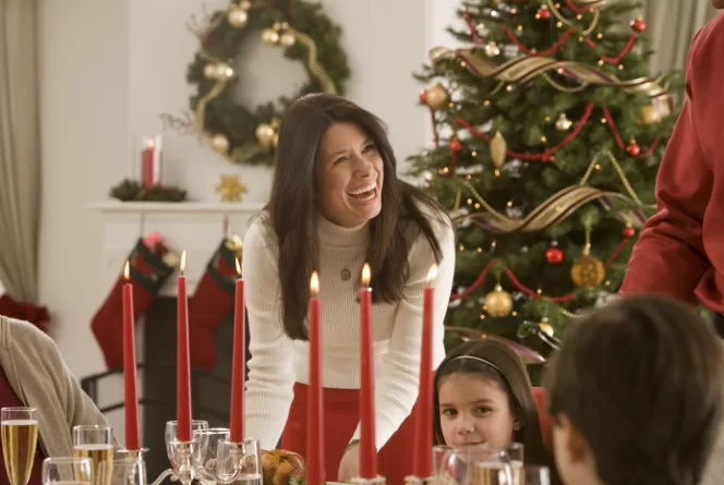 mama riendo con su familia durante las fiestas