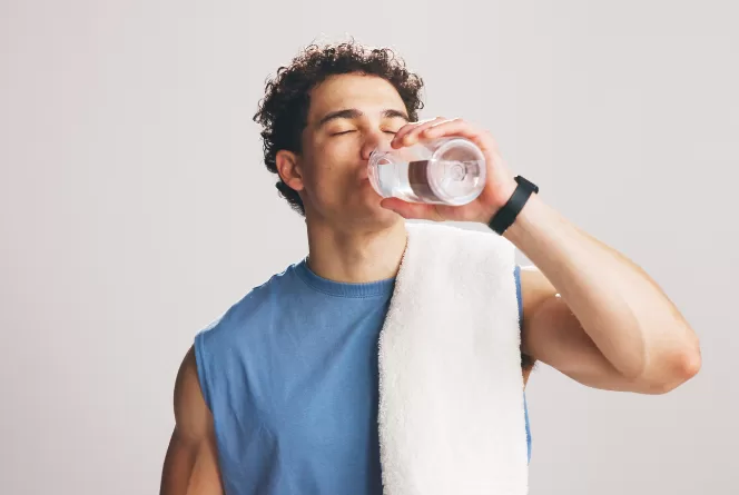 un hombre tomando un vaso de agua